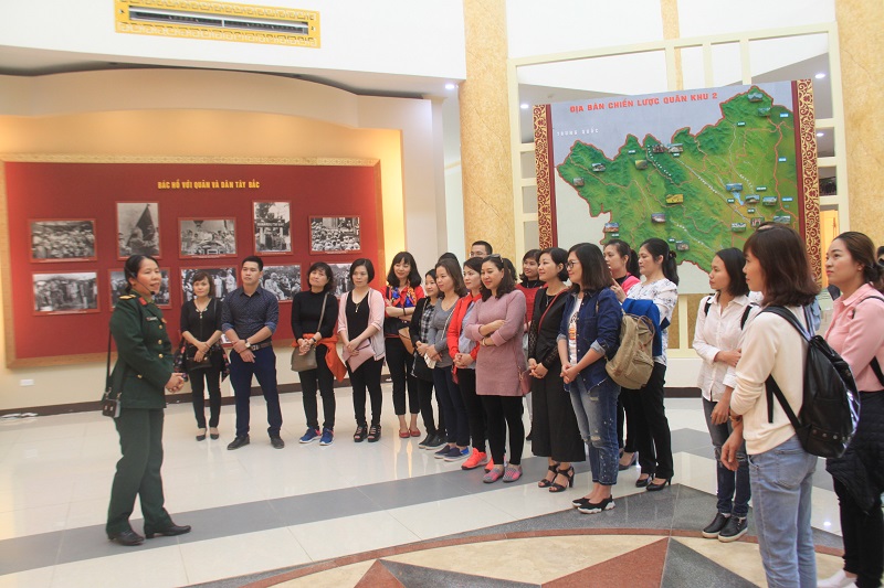 Cán bộ Công đoàn Ban Tuyên giáo Trung ương tham quan, học tập truyền thống tại Quân khu II