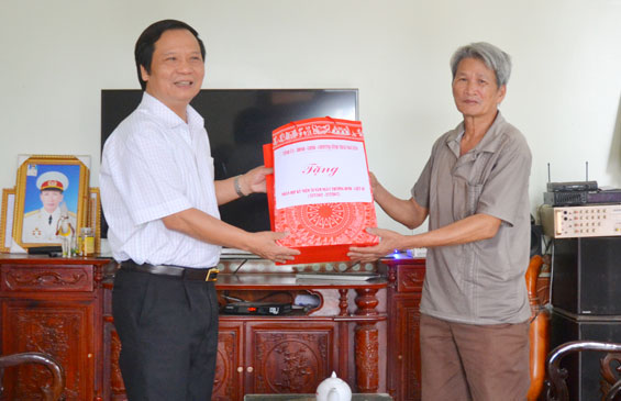 Thăm và tặng quà các gia đình chính sách