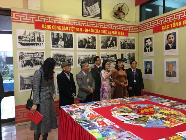 Trien lam 90 nam ĐCSVN