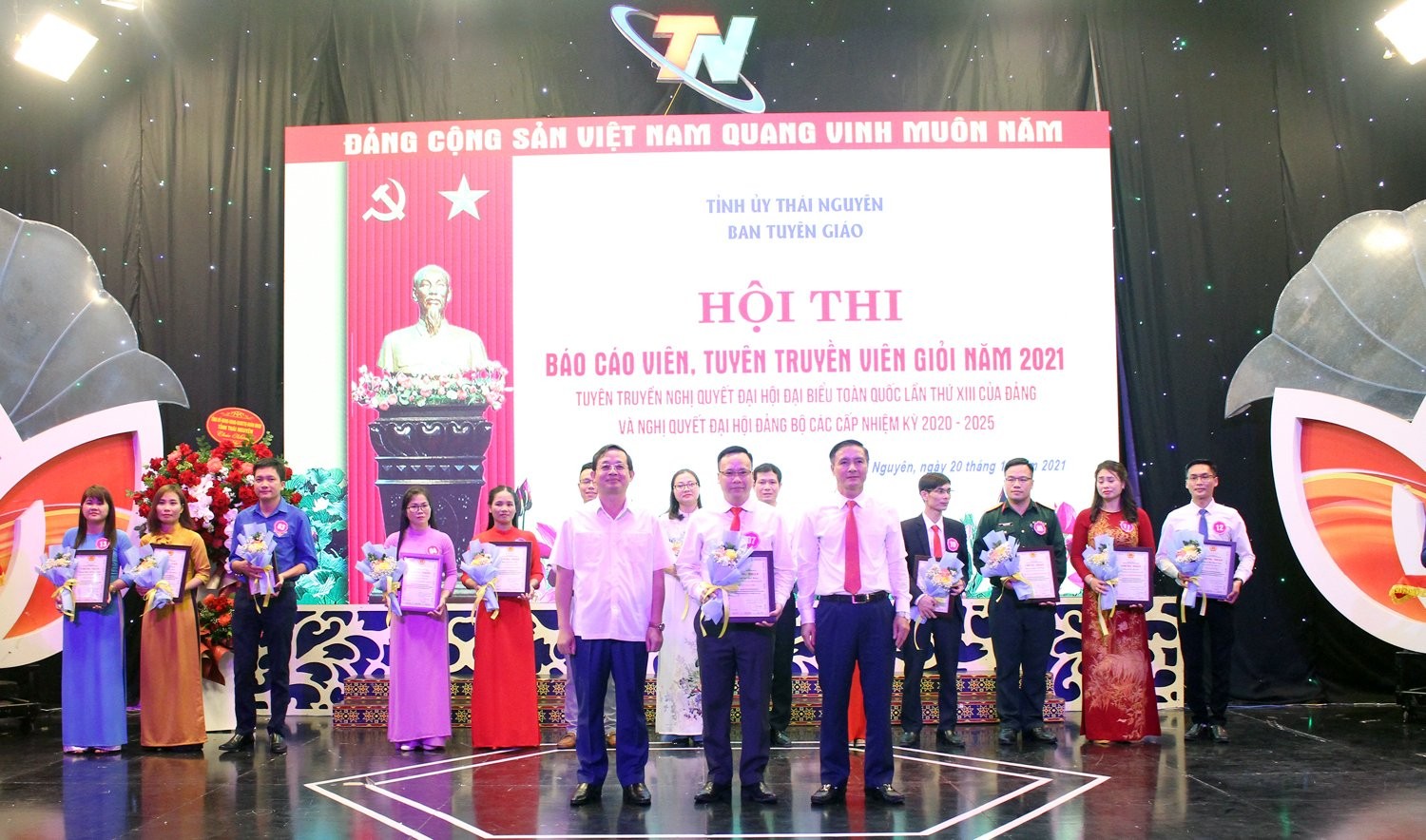 Trao-Giai-Nhi-Hung.jpg